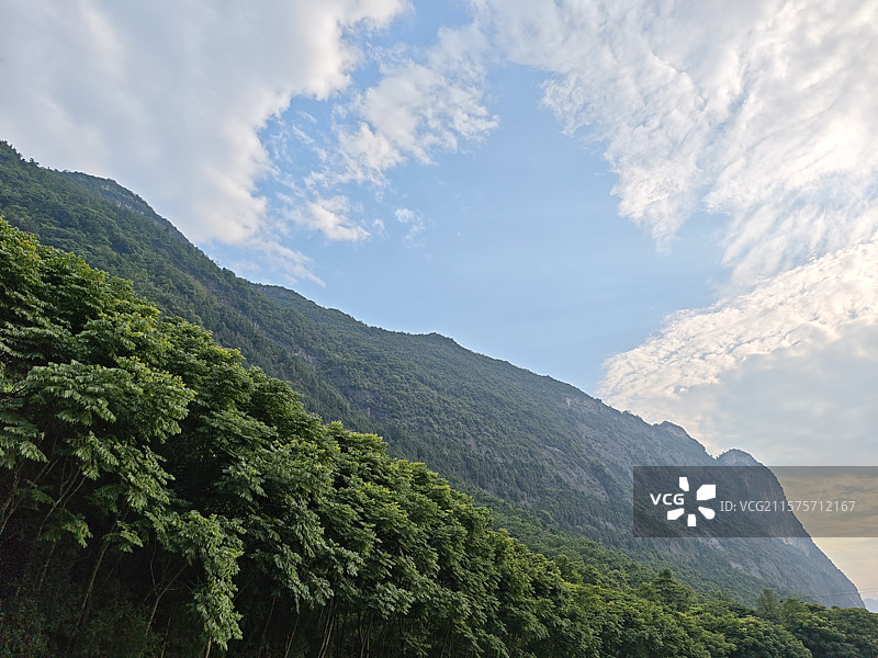 四川绵阳北川羌族自治县山区蓝天白云下的鹰嘴岩图片素材
