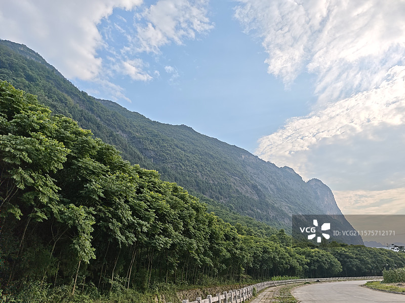 四川绵阳北川羌族自治县山区蓝天白云下的鹰嘴岩图片素材