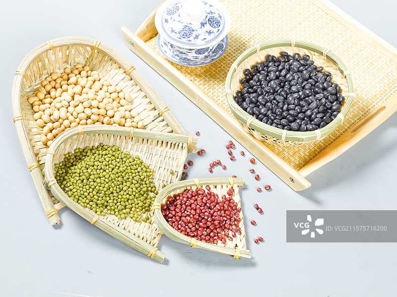 竹篾编的竹篓装的五谷杂粮图片素材