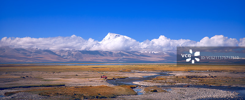 《西藏阿里那木纳尼雪山下的草原》图片素材