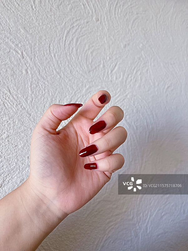 精致酒红色美甲手部特写手模特图片素材