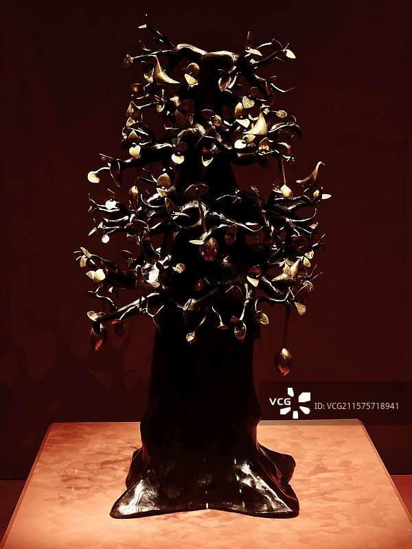 布基纳法索总统罗克·马克·克里斯蒂安·卡博雷赠习近平同志的猴面包树铜雕 2018年 中央礼品文物中心图片素材