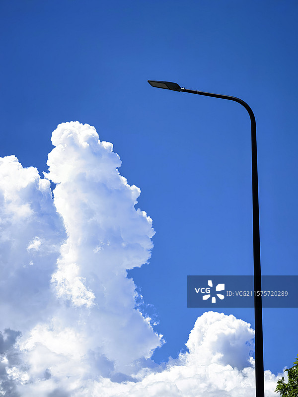 蓝天白云下的路灯图片素材