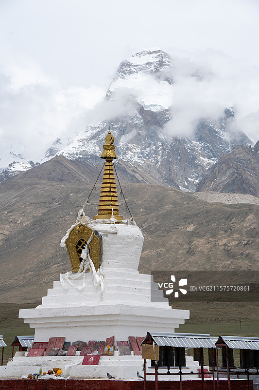 云雾缭绕的卓木拉日雪山观景台景观图片素材