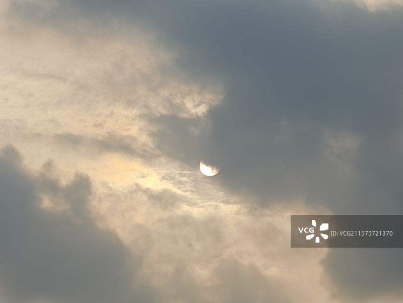 云层后夕阳西下图片素材