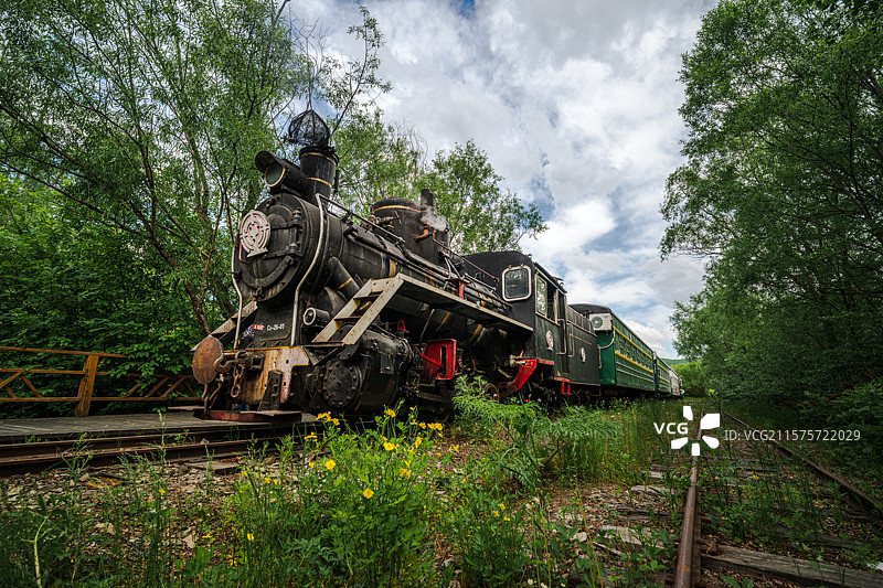 内蒙古鄂伦春旗阿里河国家森林公园相思谷景区，森林蒸汽火车头低视角特写，县域文旅产业图片素材