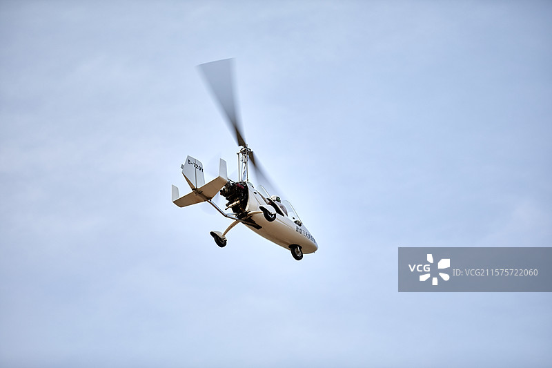 飞机在蓝天下飞行的低角度视图图片素材