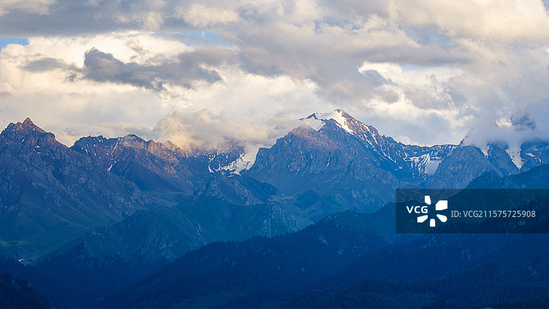 西部高原雪山云海图片素材