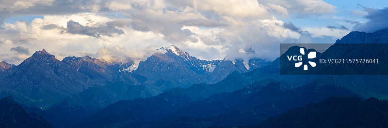 西部高原雪山云海图片素材