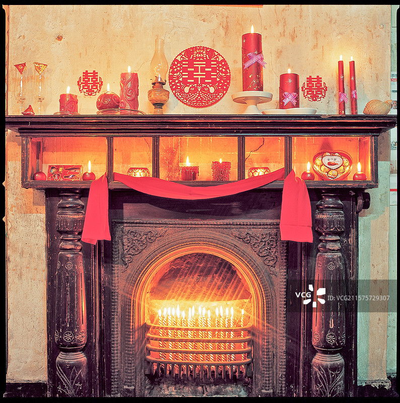 老式壁炉上布置的中国传统婚礼图片素材