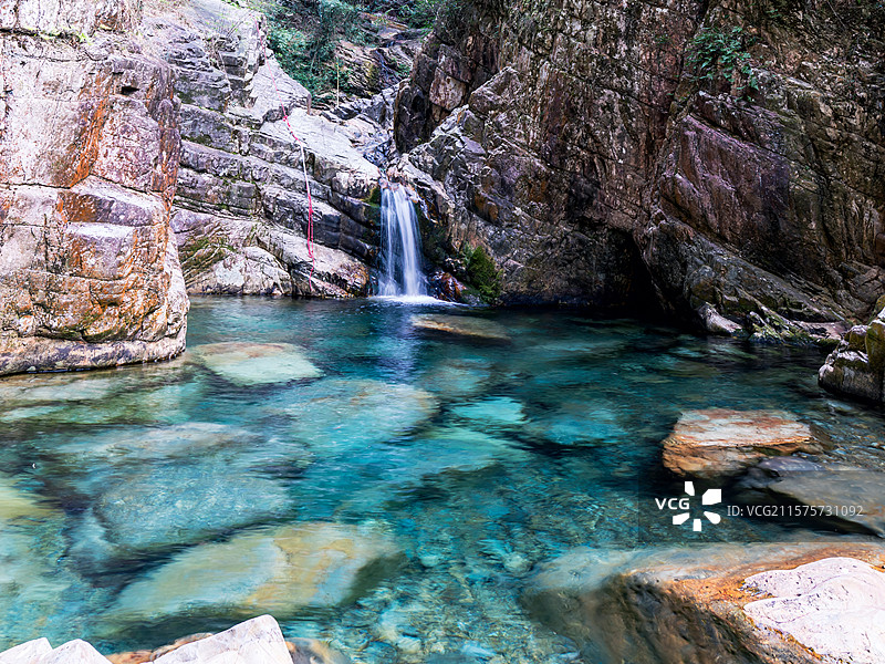 山谷里的小瀑布图片素材