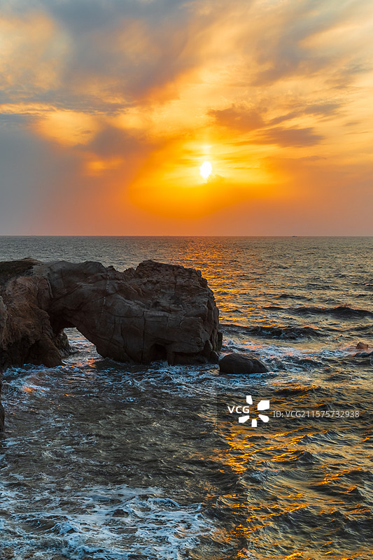 辽宁营口鲅鱼圈团山地质公园海岸朝霞风光图片素材