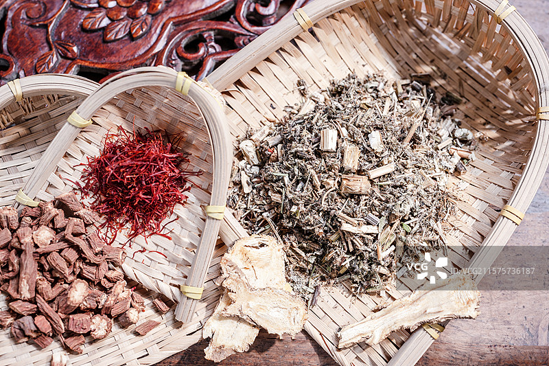 中药 放在竹制簸箕里的中药材图片素材
