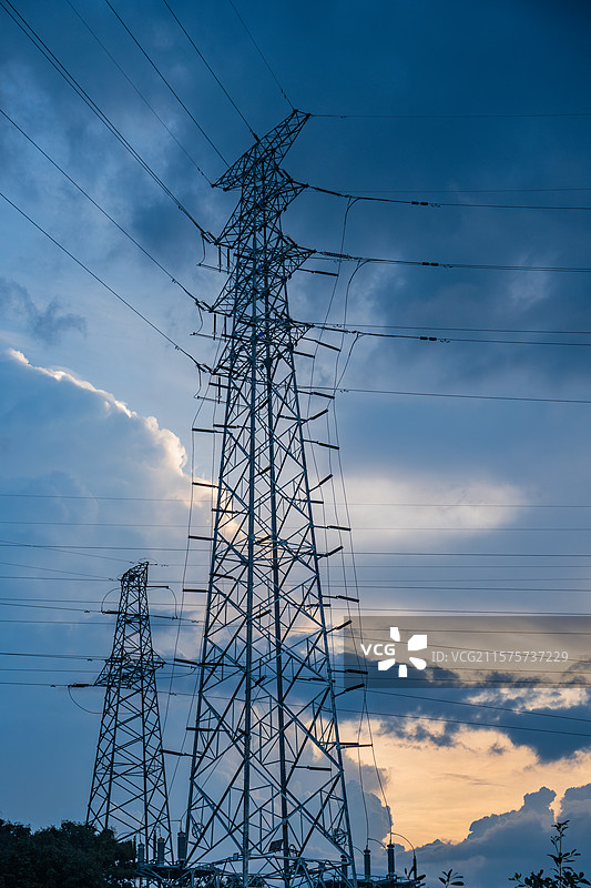 高压铁塔与云图片素材