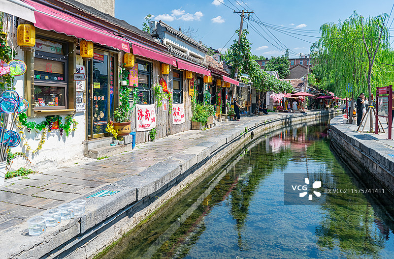 中国非都市风光拍摄主题，山东济南曲水亭街护城河湖泊河流和沿街的商铺商业街，户外白昼无人图像摄影图片素材