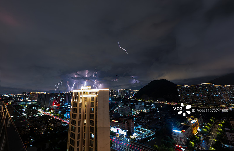 温州雷雨夜闪电图片素材
