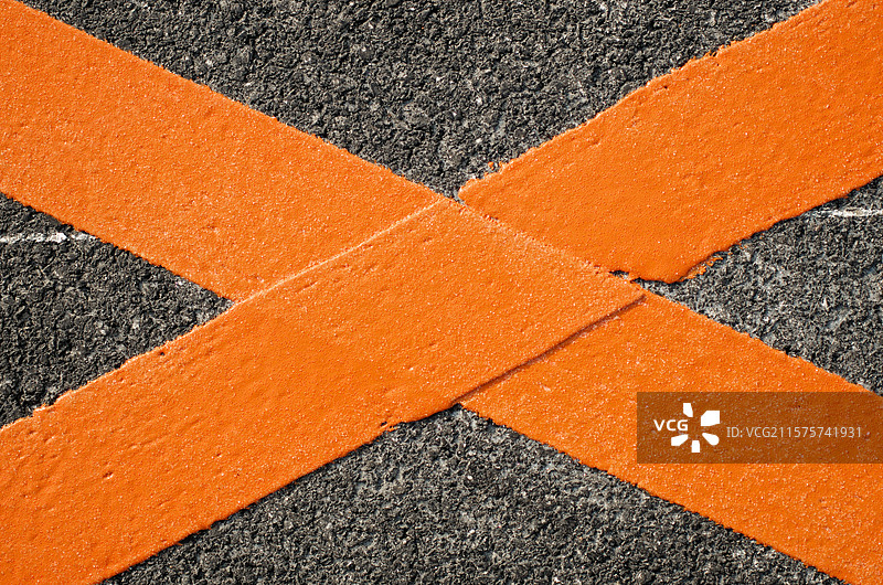 道路标线的高角度视图，交通标志规则，黄线叉，马路户外城市，静物概念特写图片素材