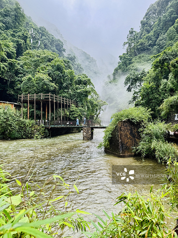 云雾缭绕的温泉瀑布一摄于西昌螺髻九十九里图片素材