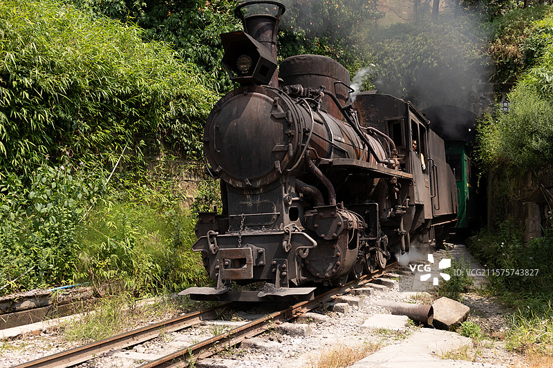 中国四川乐山嘉阳国家矿山公园，行驶中的蒸汽机车，复古小火车图片素材