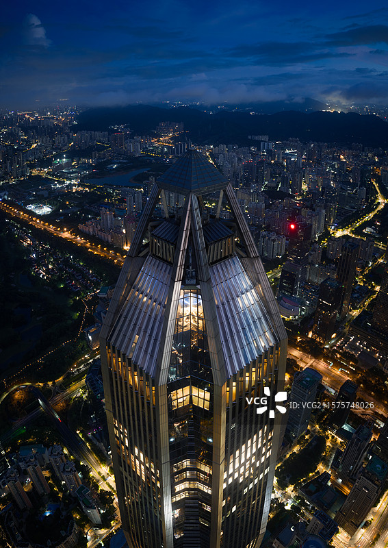 日出蓝调平安大厦图片素材