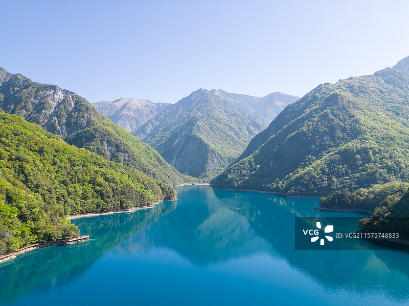 高山湖泊的高角度全景俯瞰图背景 自然风光文县天池图片素材