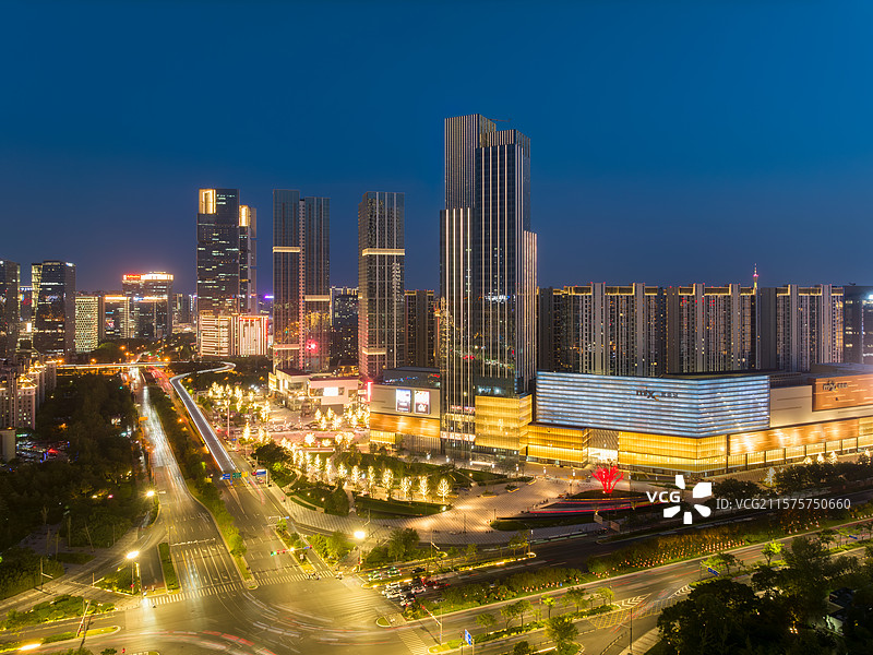 郑州市，金水路，东风南路，地标建筑，郑东万象城，华润幸福里，购物中心，都市天际线，夏季夜景，航拍图片素材