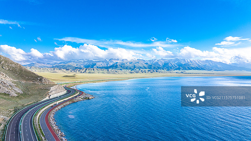 航拍夏天蓝天白云下蓝色的新疆赛里木湖风光图片素材