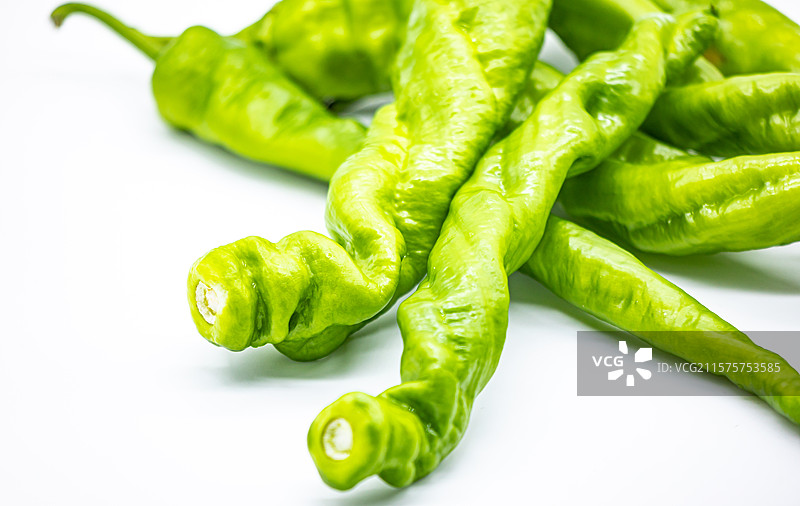 白色背景中的新鲜辣椒青椒食材特色镜头图片素材