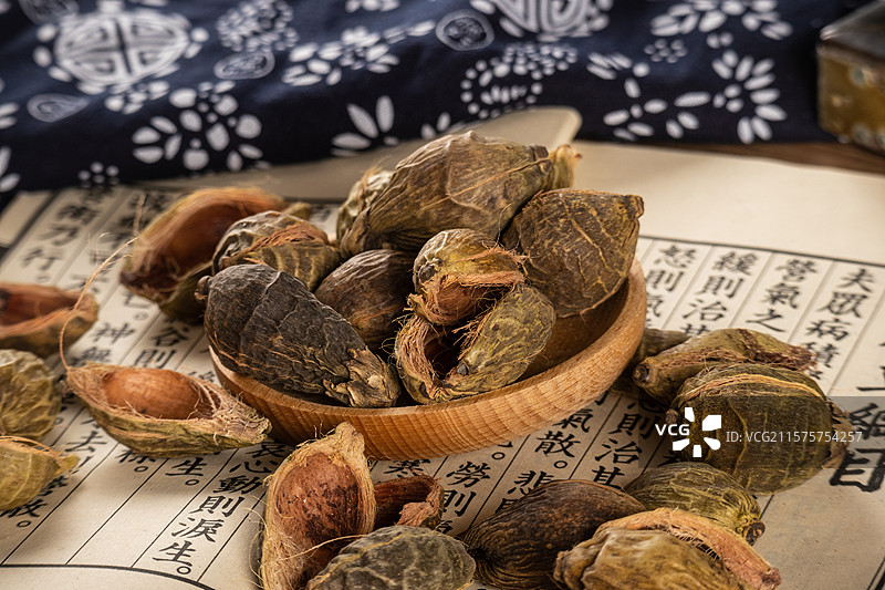 古风背景桌面上木盘子里摆放着晾晒干的大腹皮中药药材图片素材