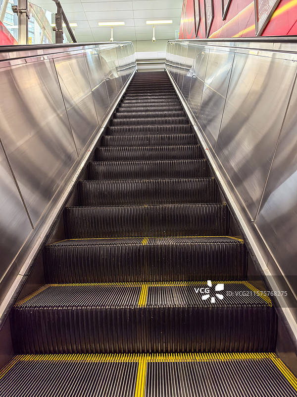地铁站商场里的电动扶梯，台阶楼梯图片素材