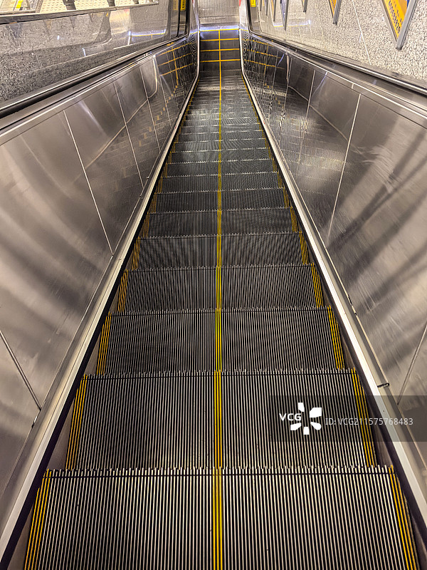 地铁站商场里的电动扶梯，台阶楼梯图片素材