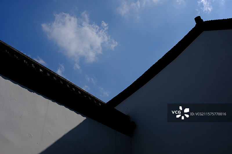 粉墙黛瓦与云的邂逅图片素材