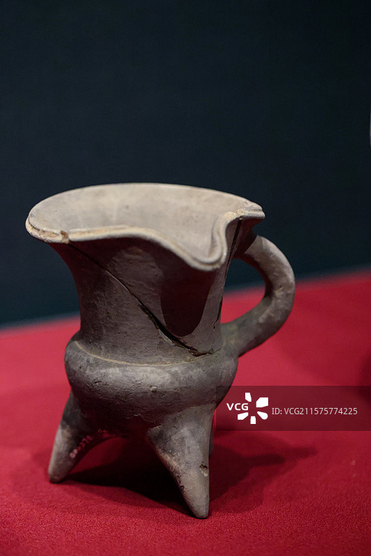 陶爵商代1965年青州市苏埠屯遗址M2出土山东省文物考古研究院图片素材