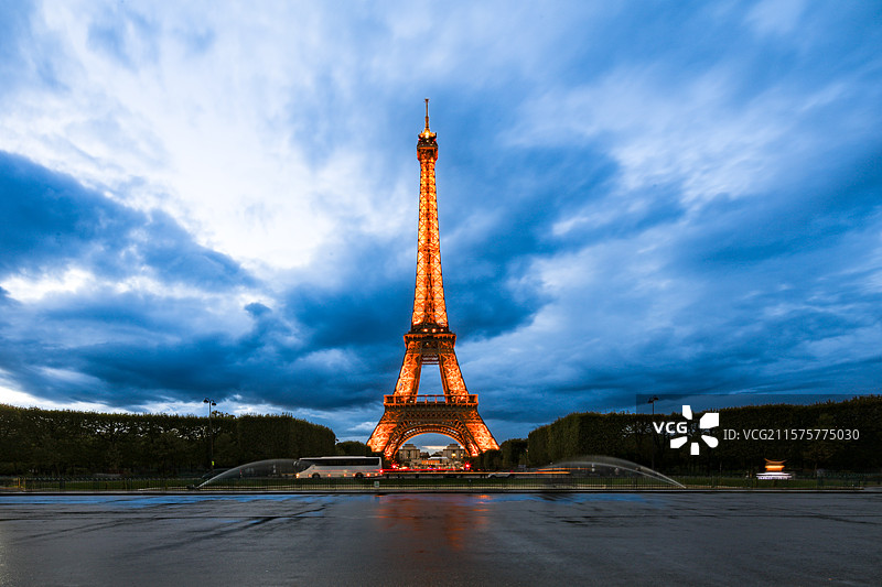 法国巴黎埃菲尔铁塔夜晚时刻图片素材