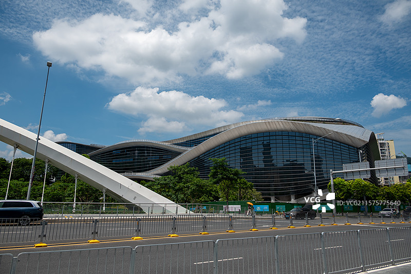广东省深圳市南山区西丽街道：蓝天白云下建设中的大沙河文体中心图片素材
