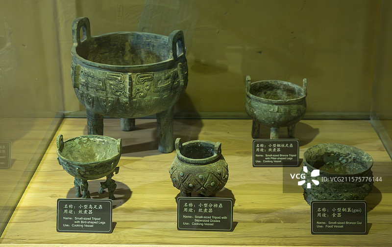 安阳殷墟宫殿宗庙遗址——妇好墓出土青铜煮食器铜鼎图片素材