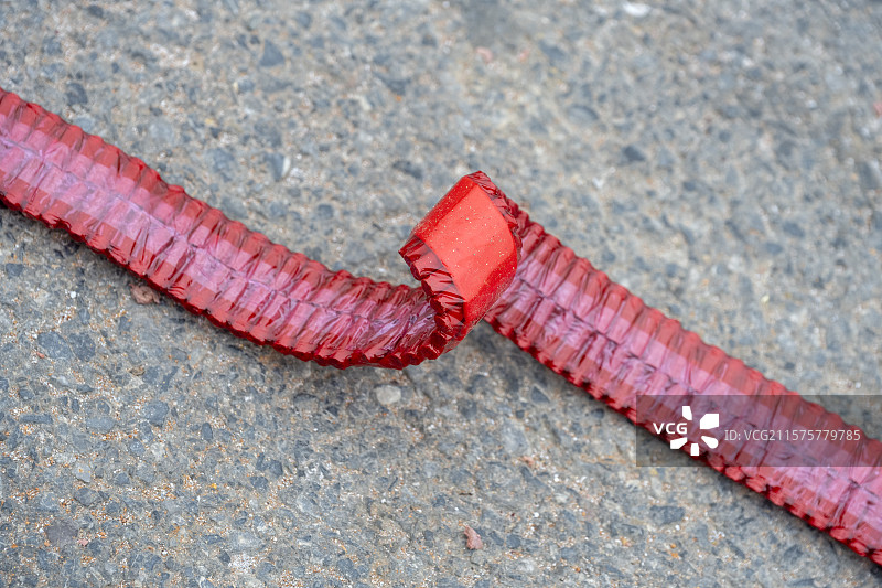 地面上散开的一卷鞭炮火炮图片素材