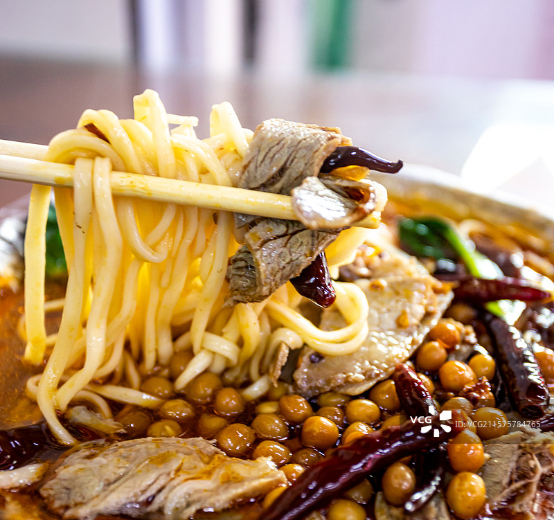 一碗正宗安徽牛肉板面特写镜头图片素材