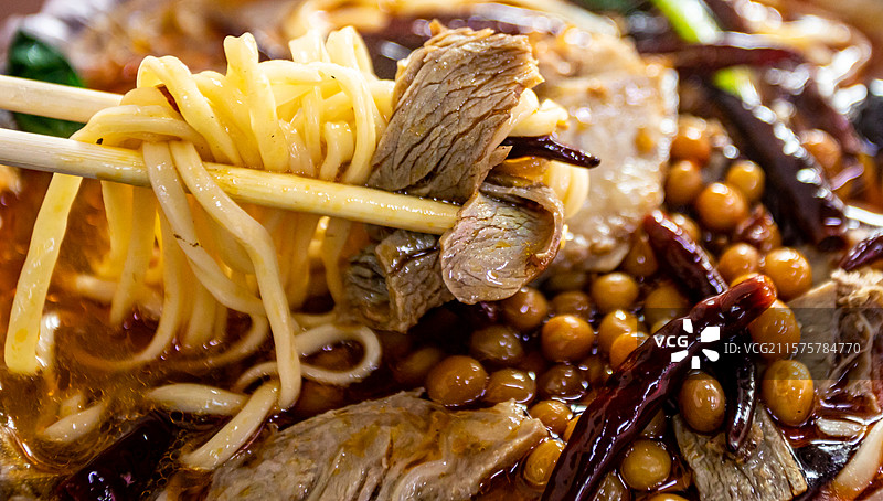 一碗正宗安徽牛肉板面特写镜头图片素材