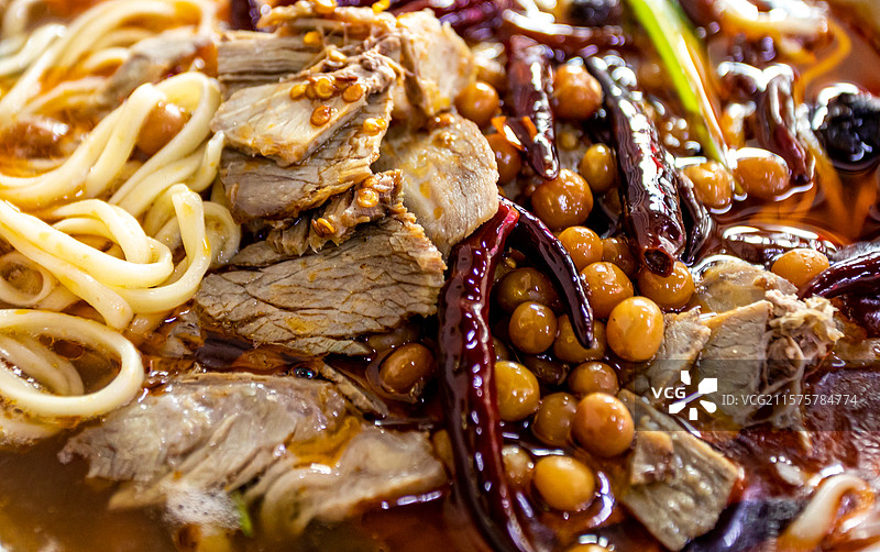 一碗正宗安徽牛肉板面特写镜头图片素材
