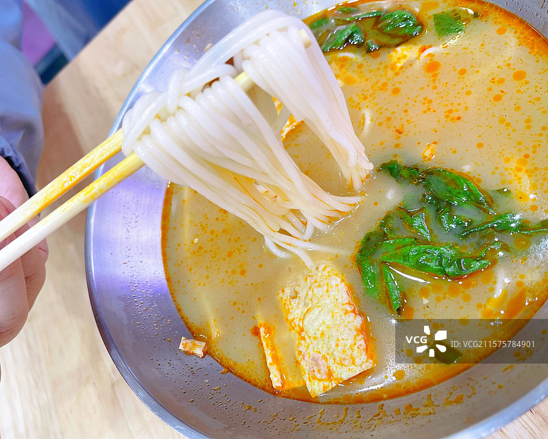 筷子夹起的美味汤米粉米线螺蛳粉图片素材