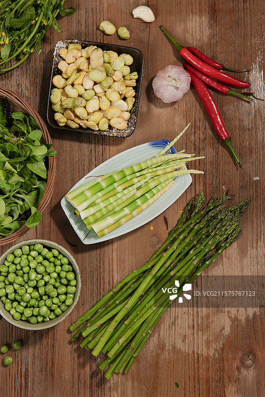 餐桌上的新鲜蔬菜和食材图片素材