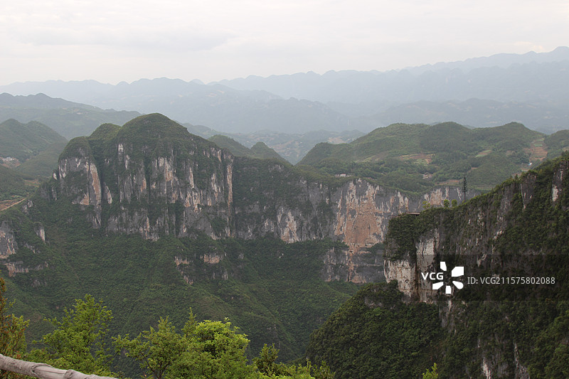 世界地质公园重庆市云阳县龙缸景区，凭借独特的地质遗迹景观成为游客首选目的地——人们走进龙缸景区赏景图片素材