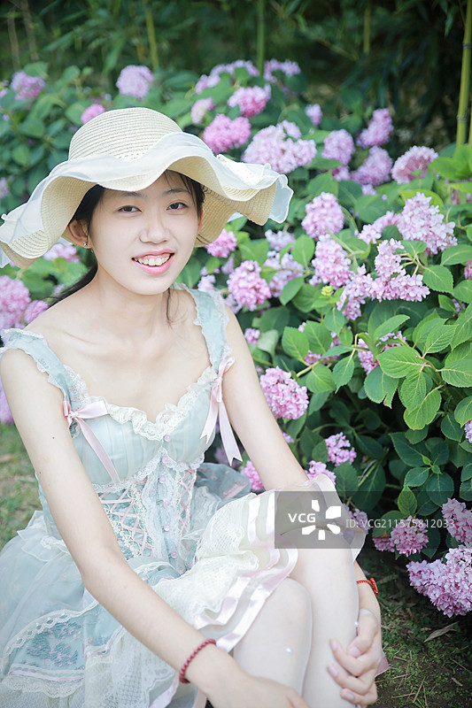 西安诗经里，初夏绣球花海中的洛丽塔少女浪漫写真图片素材