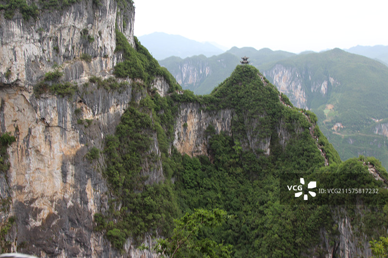 世界地质公园重庆市云阳县龙缸景区，凭借独特的地质遗迹景观成为游客首选目的地——人们走进龙缸景区赏景图片素材