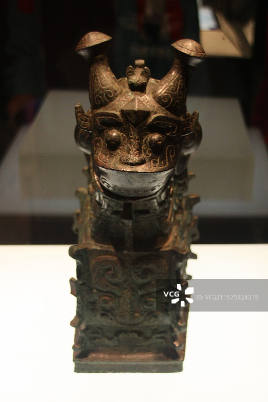 西安博物馆鎏金舞马衔杯纹银壶人面鱼纹盆雁鱼灯牛尊日己觥梁其壶鸟盖瓠壶青铜鹤杜虎符金龙陶青铜三彩等文物图片素材