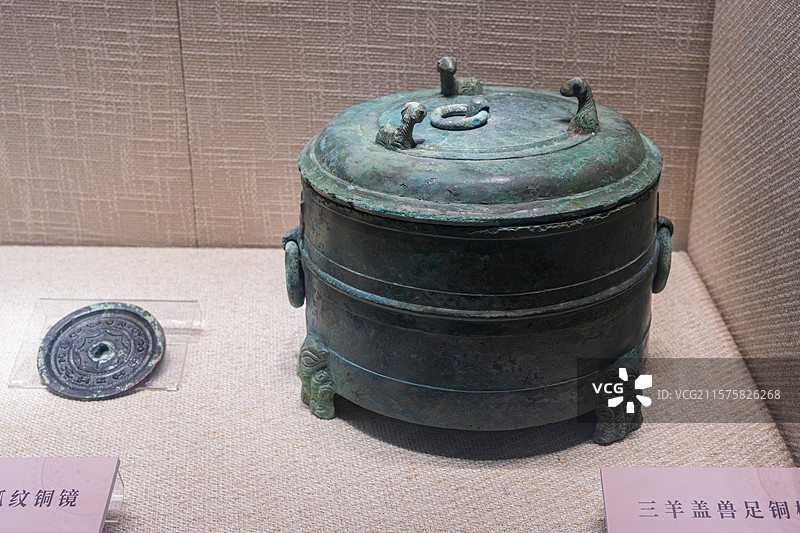 古代青铜器与铜镜展示图片素材