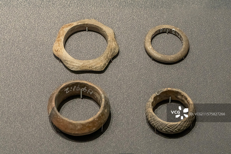 陕西考古博物馆陶环仰韶中期距今5700-5000年2017年西安高陵区杨官寨遗址图片素材