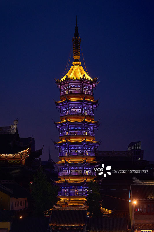 夜幕下的妙光塔图片素材