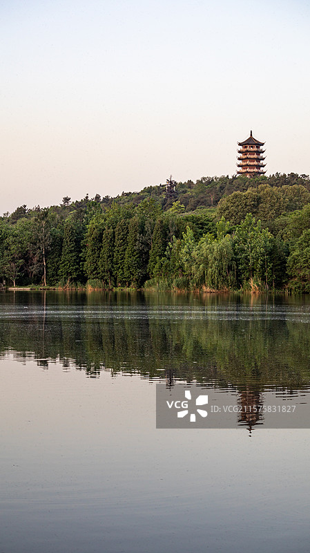 清晨的安徽蚌埠张公山风景区望淮塔淮河倒影景观图片素材